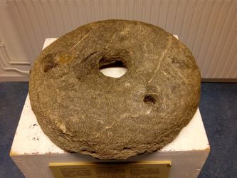 (ENG) Grinding Stone

(KAL) Karrinut Aserorterut

(DK)  Kværnesten.

Copyright: Narsaq Museum.